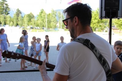 Poletni živ žav pred mestno knjižnico  slika 10